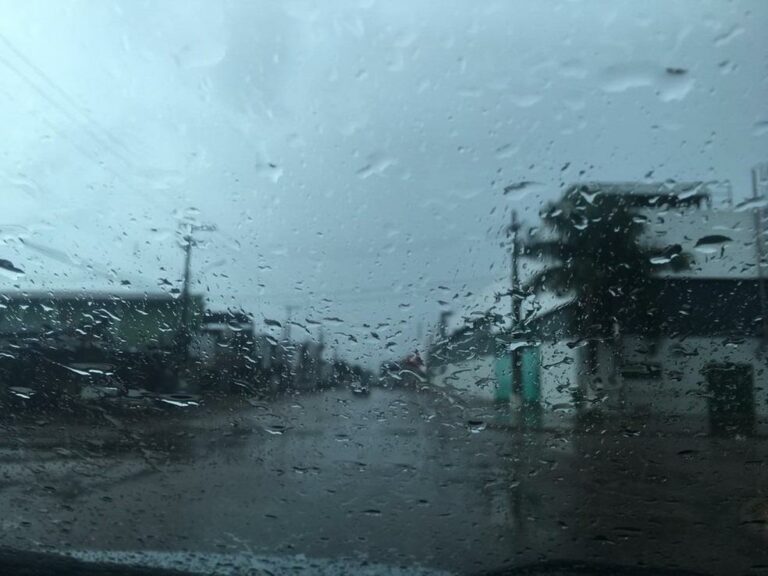 Sistema de baixa pressão gera chuva intensa em Rondônia neste sábado (18)