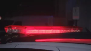 Motoqueiro com escape barulhento tenta fugir da PM, mas cai e é preso após tentar fuga a pé