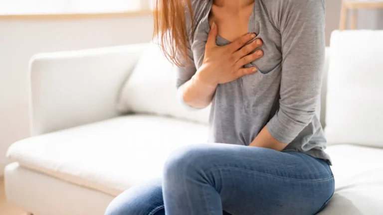 Sintoma de indigestão que pode ser semelhante a um ataque cardíaco