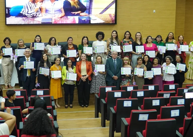 Taquígrafos são homenageados pela deputada Cláudia de Jesus e Alero
