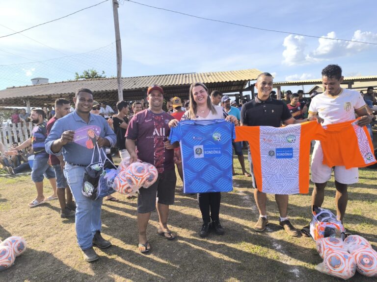 Cláudia de Jesus entrega kits esportivo e visita indígenas em Nova Mamoré