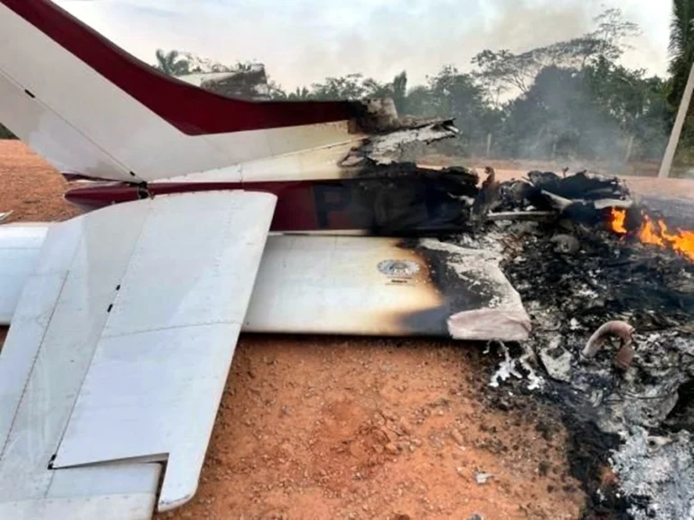 Avião interceptado pela FAB cai na BR-319, no município de Humaitá-AM