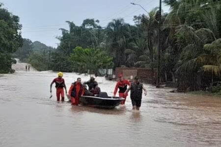 Famílias são resgatadas pelo Corpo e Bombeiros após rio Araras transbordar em Cerejeiras