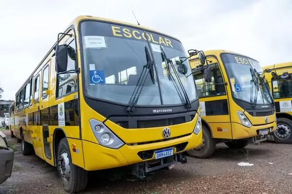 Ônibus escolares são guardados no pátio do Exército em Porto Velho devido a ataques criminosos
