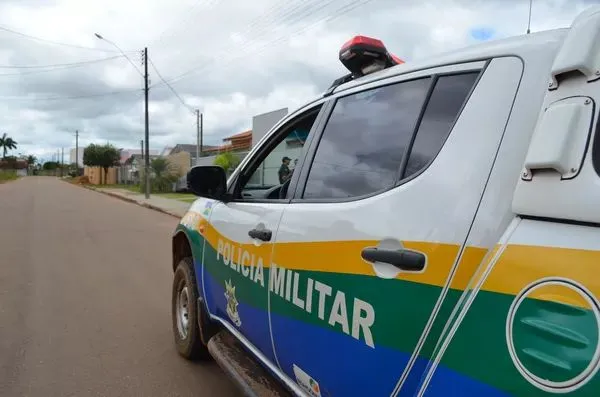 Feminicídio em Vilhena: mulher é assassinada e suspeitos fogem, abandonando veículo no local
