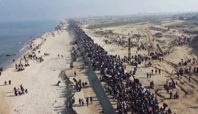 Imagens mostram milhares de palestinos retornando ao norte de Gaza