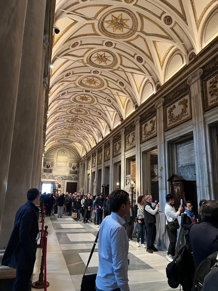 Fiéis em fila depois de entrarem na Basílica de Santa Maria Maggiore para conhecer o túmulo do papa Fiéis em fila depois de entrarem na Basílica de Santa Maria Maggiore para conhecer o túmulo do papa
