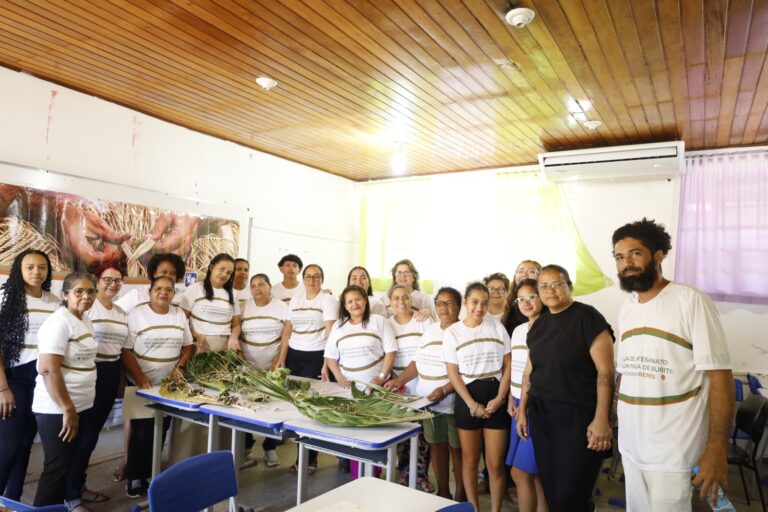 Oficina de artesanato com palha de buriti capacita 20 alunos em Pimenteiras do Oeste