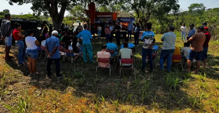 Laerte Gomes entrega máquinas recolhedoras de café para associações de Nova Brasilândia D’Oeste