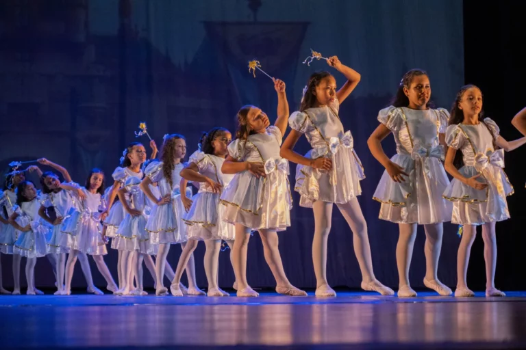 Alunos do projeto Balé na Escola fazem apresentação nesta sexta-feira (12)