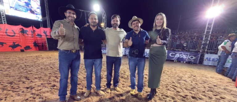 Deputada Lebrinha entrega quatro tratores para fortalecer agricultura em São Francisco