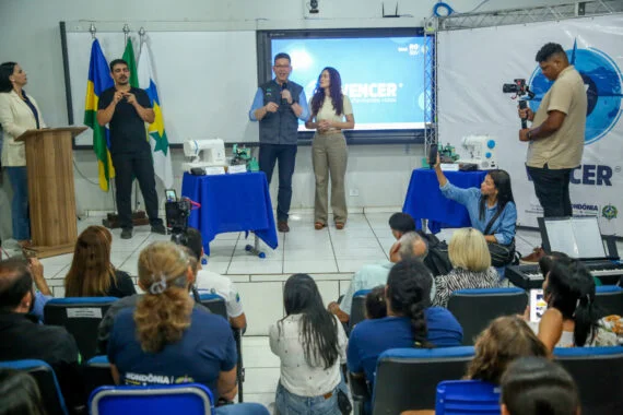 Governo de RO entrega mais 43 kits profissionais a concluintes do programa Vencer em Ji-Paraná