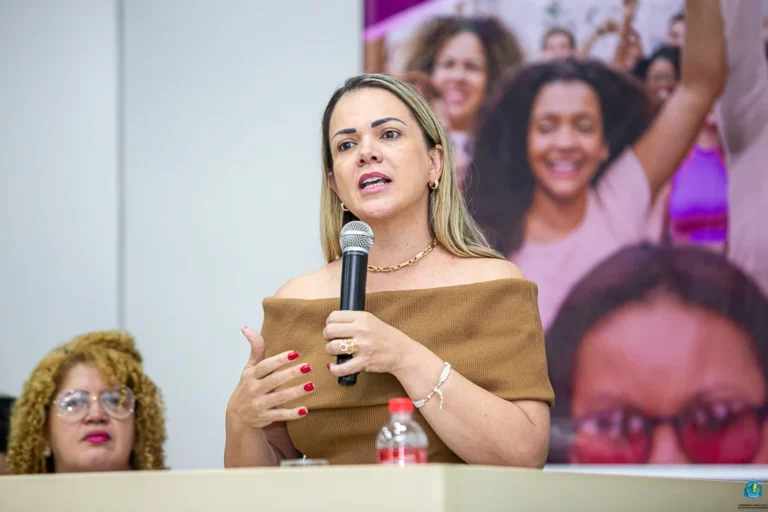 Seduc recebe pedido de Cláudia de Jesus para promover palestras sobre violência contra a mulher