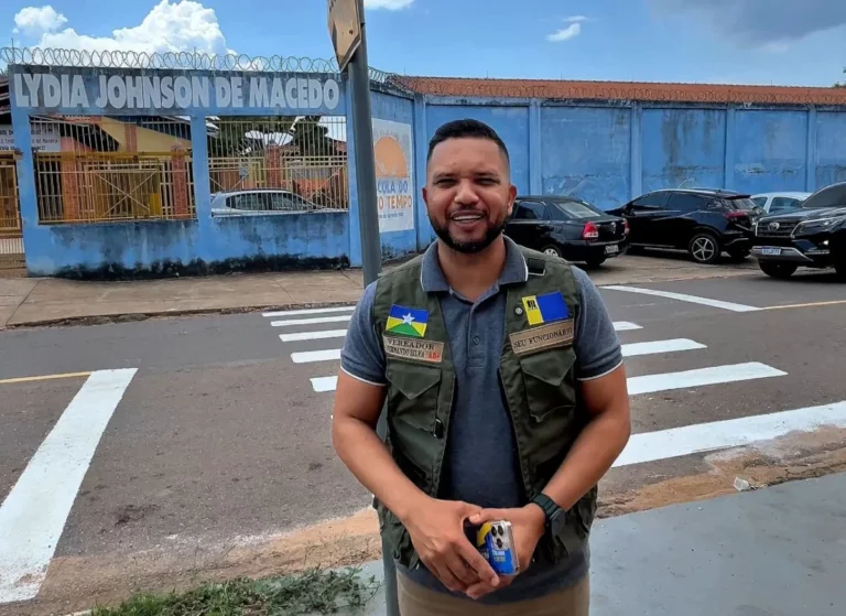 Vereador Fernando Silva celebra instalação de faixa de pedestre em frente à escola Lydia Johnson
