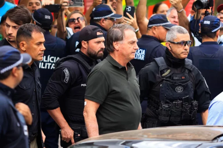 Jair Bolsonaro é internado novamente desde início da prisão domiciliar