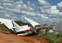 Aeronave da família Carvalho cai e pega fogo em Extrema, na fronteira entre RO e AC; não houve feridos graves