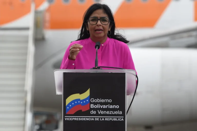Delcy Rodríguez, vice de Nicolás Maduro, assume como presidente da Venezuela, com apoio dos militares