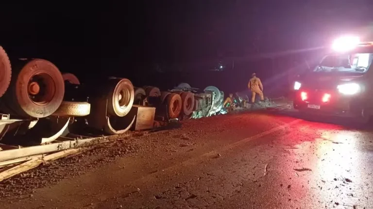 Tragédia na BR-364: tombamento de caminhão mata adolescente e criança