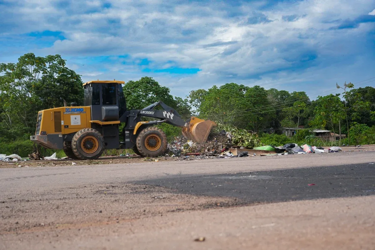 É comum o registro de pessoas que insistem em jogar lixo de forma irregular no local