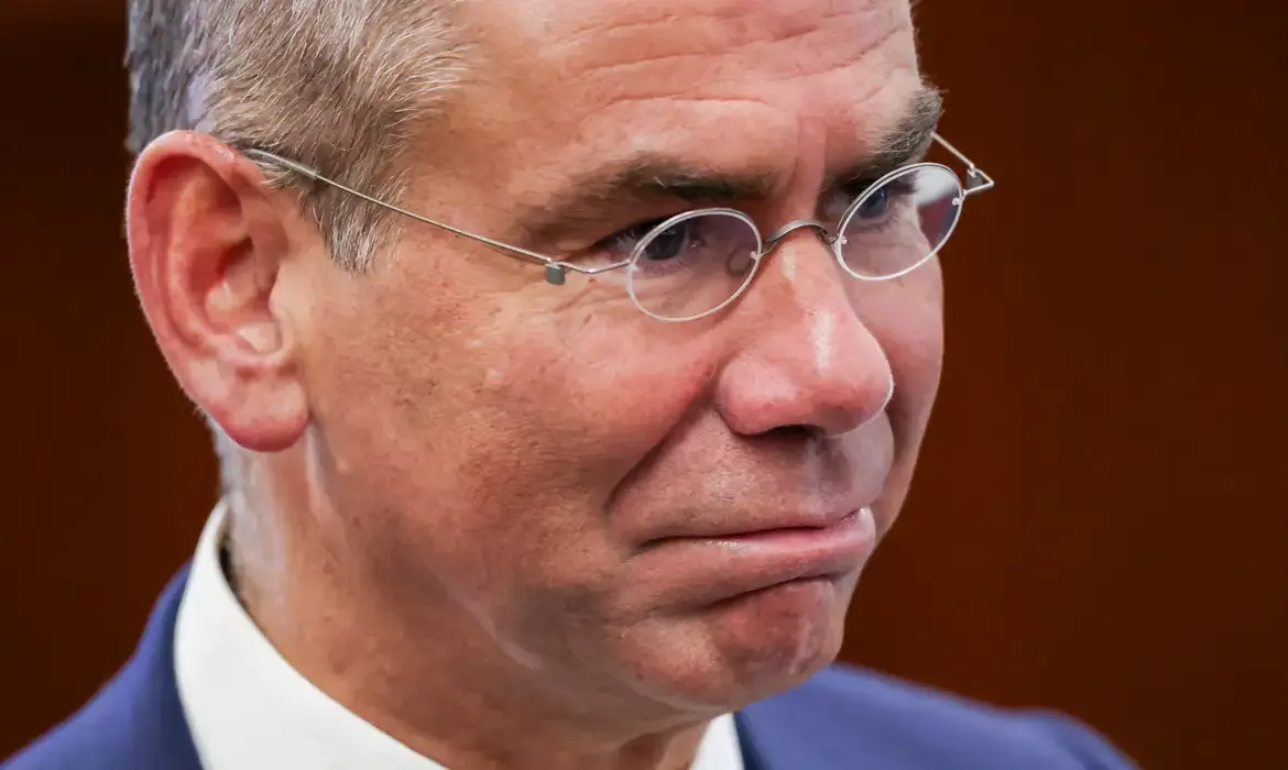 Brasília (DF) 10/09/2025 - O Advogado  do vice na chapa de Bolsonaro, general Braga Netto, José Luis Oliveira Lima, chega na Primeira Turma do Supremo Tribunal Federal (STF) que realiza o quarto dia de julgamento dos réus do Núcleo 1 da trama golpista, formado pelo ex-presidente Jair Bolsonaro e mais sete aliados.  Foto: Fabio Rodrigues-Pozzebom/ Agência Brasil