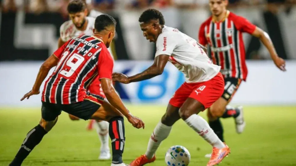 São Paulo bateu o RB Bragantino por 2 a 1 na noite deste domingo (15)