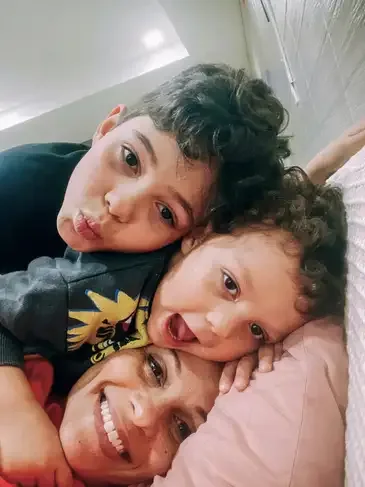 Julianna Passos/Arquivo Pessoal Brasília (DF), 16/03/2026 - ECA Digital entre em vigor nesta terça feira (17) - Julianna Passos, psiquiatra, e mãe de Bernardo e Adam.
Foto: Julianna Passos/Arquivo Pessoal