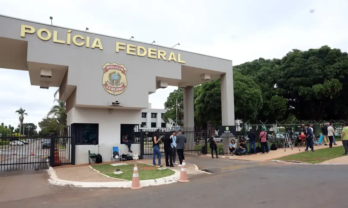 Valter Campanato/Agência Brasil Brasília (DF), 22/11/2025 - Movimentação na Polícia Federal após a prisão do ex-presidente Jair Bolsonaro. Foto: Valter Campanato/Agência Brasil