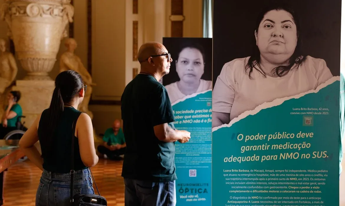 Rio de Janeiro (RJ), 17/03/2026 - Palácio Tiradentes recebe exposição de conscientização sobre a Neuromielite Óptica. A exposição “Neuromielite Óptica – Você não vê, mas eu sinto” é resultado de parceria entre a Frente Parlamentar de Doenças Raras da ALERJ, a Subdiretoria-Geral de Cultura da ALERJ e a NMO Brasil. Foto: Tânia Rêgo/Agência Brasil