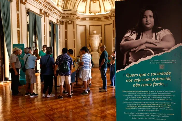 Rio de Janeiro (RJ), 17/03/2026 - Palácio Tiradentes recebe exposição de conscientização sobre a Neuromielite Óptica. A exposição “Neuromielite Óptica – Você não vê, mas eu sinto” é resultado de parceria entre a Frente Parlamentar de Doenças Raras da ALERJ, a Subdiretoria-Geral de Cultura da ALERJ e a NMO Brasil. Foto: Tânia Rêgo/Agência Brasil