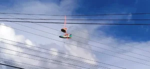 Energisa alerta: em Rondônia, prática perigosa de jogar objetos na rede elétrica já afetou quase 20 mil clientes em 2026