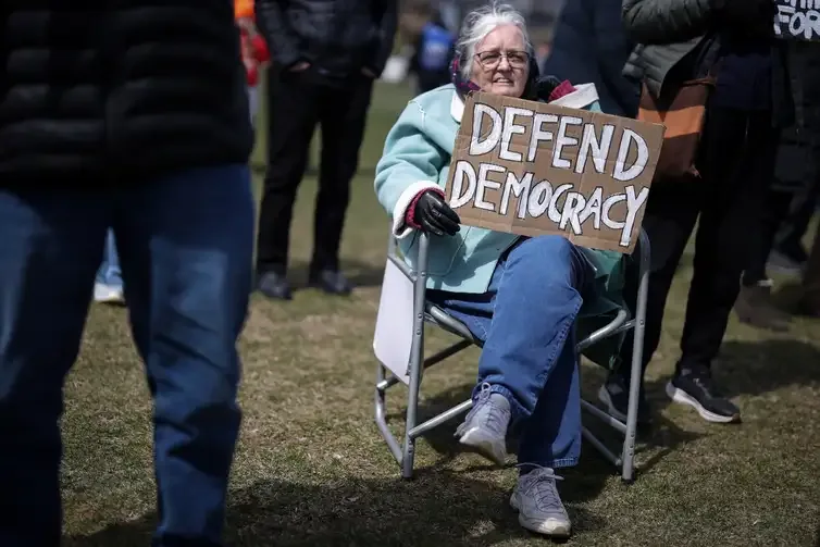 Reuters/MIKE SEGAR//Proibida reprodução 79-year-old Christine Hughes holds a sign as she attends a demonstration during the day of