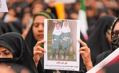 MINAB, IRAN - MARCH 03: Mourners hold a portrait of a students during a funeral ceremony for children, who lost their lives after a primary school in Iran’s Hormozgan province was targeted in US and Israeli attacks, on March 03, 2026 in Minab, Iran. Thousands of people, including families and officials, attended the ceremony. Stringer / AnadoluNo Use USA No use UK No use Canada No use France No use Japan No use Italy No use Australia No use Spain No use Belgium No use Korea No use South Africa No use Hong Kong No use New Zealand No use Turkey. Foto: Anadolu Agency/Reuters