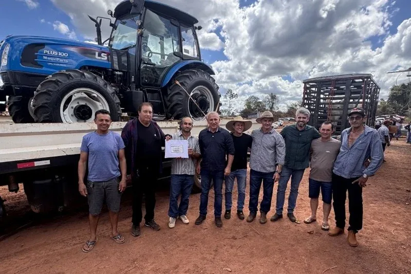 Ezequiel Neiva fortalece produção agrícola com investimento em trator para comunidade Portelinha, em Alta Floresta